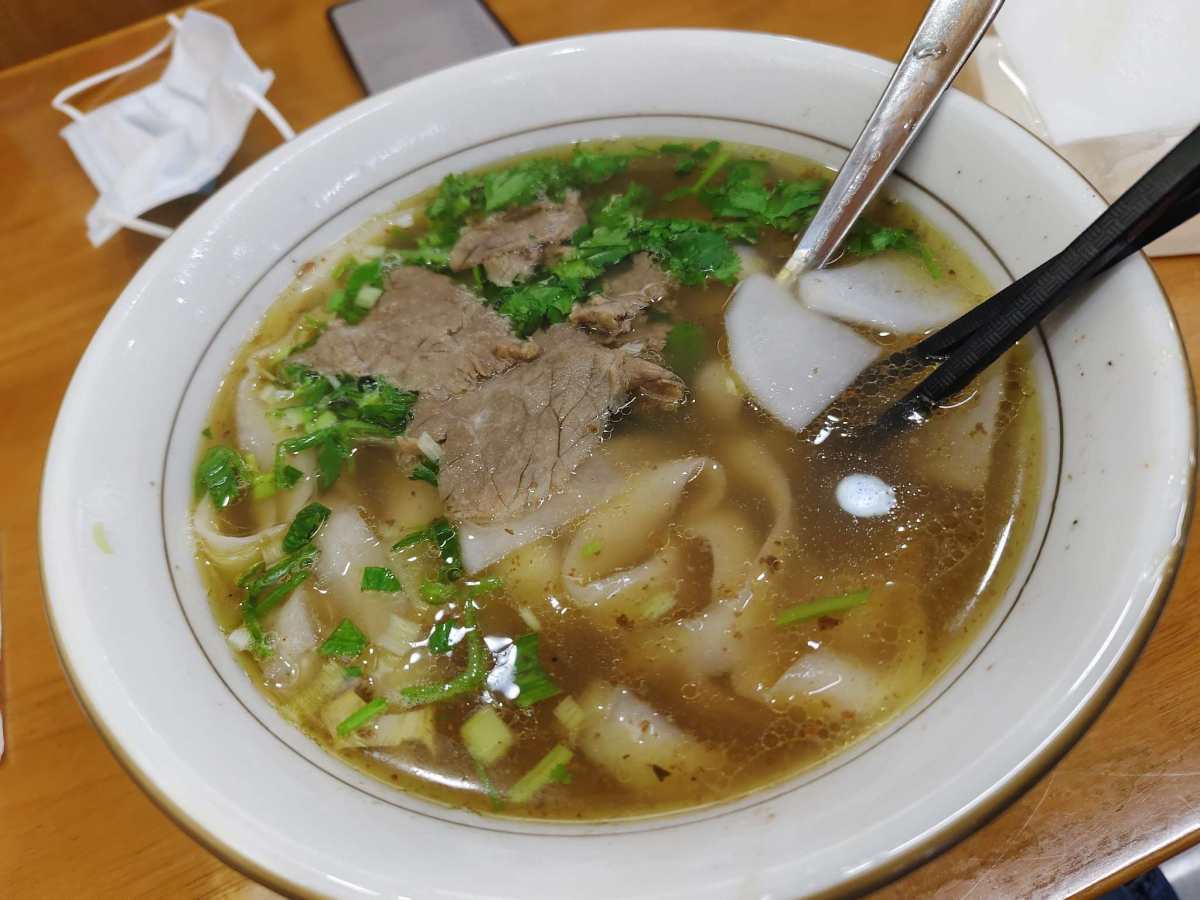 最近在附近发现了一家兰州拉面馆，就是那种黄底红字那种店，便想