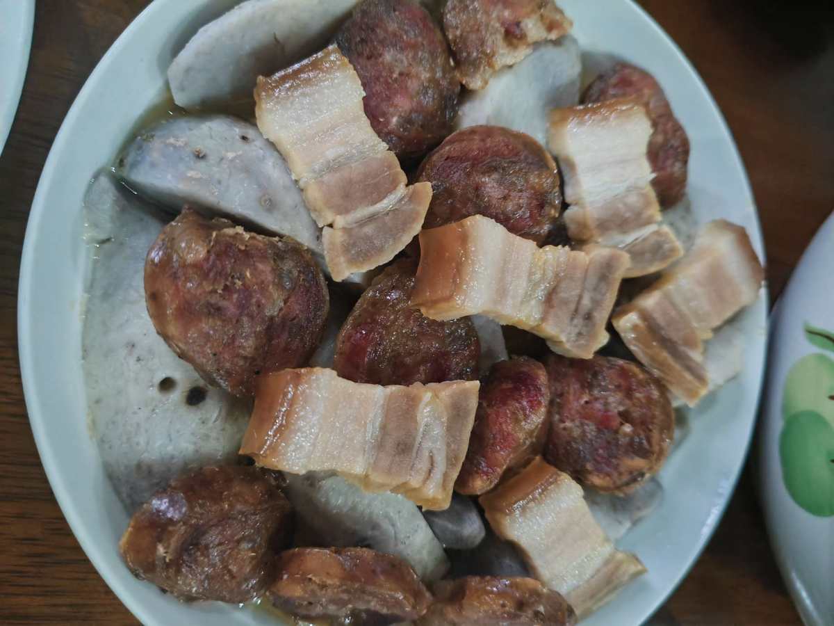 昨天晚餐5个人9个菜，图片只有8个事因为凉拌黄瓜我女儿端走了