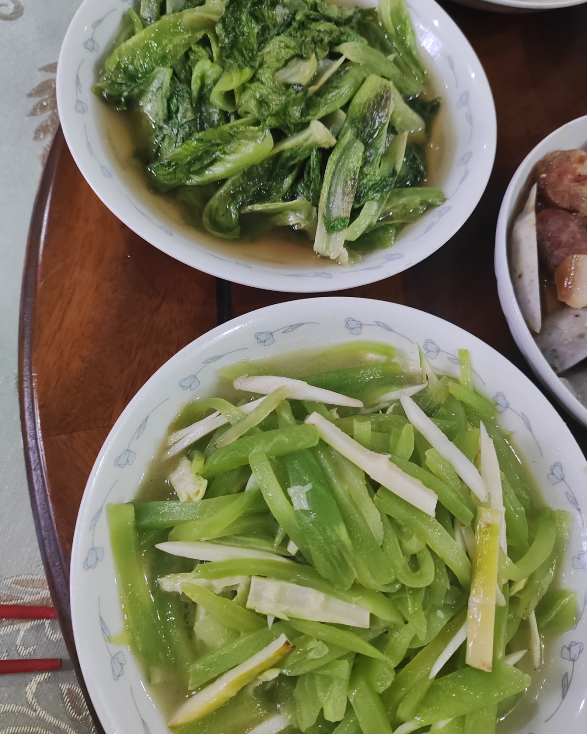 昨天晚餐5个人9个菜，图片只有8个事因为凉拌黄瓜我女儿端走了