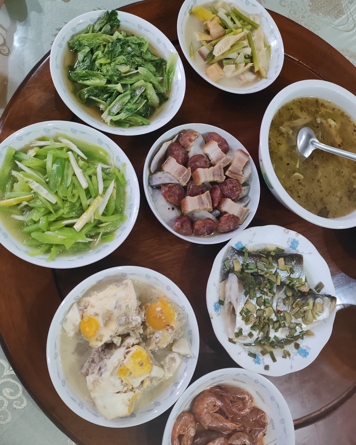 昨天晚餐5个人9个菜，图片只有8个事因为凉拌黄瓜我女儿端走了