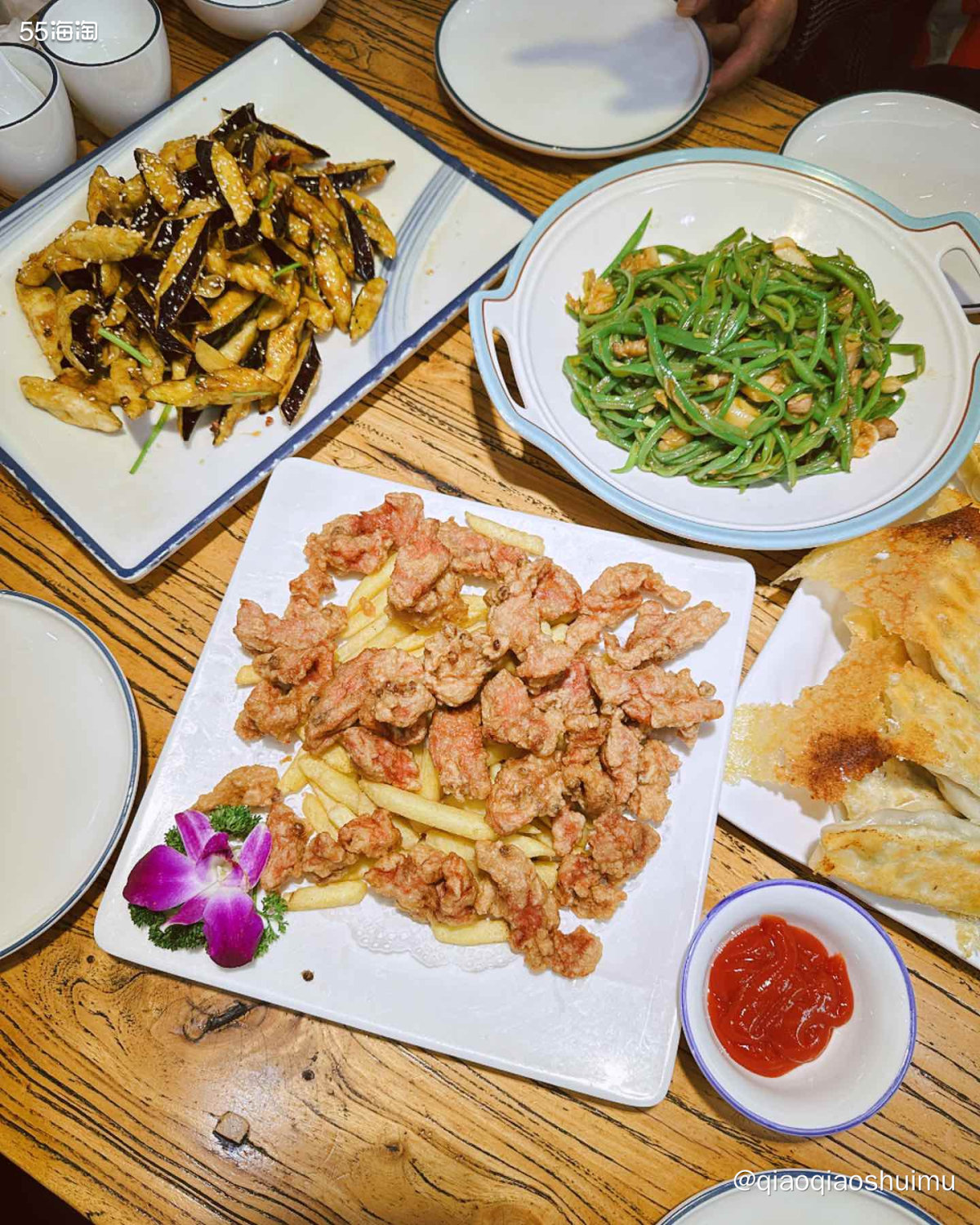 临出发前，妈妈问我想吃饺子还是锅贴，选了家附近的青岛：手拉手