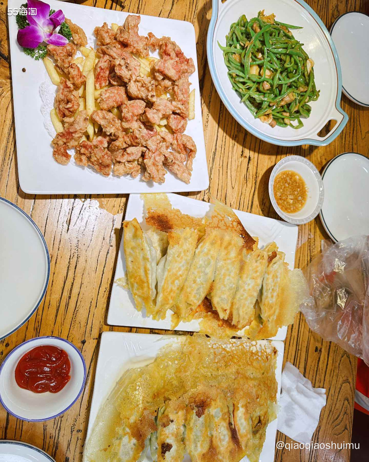 临出发前，妈妈问我想吃饺子还是锅贴，选了家附近的青岛：手拉手