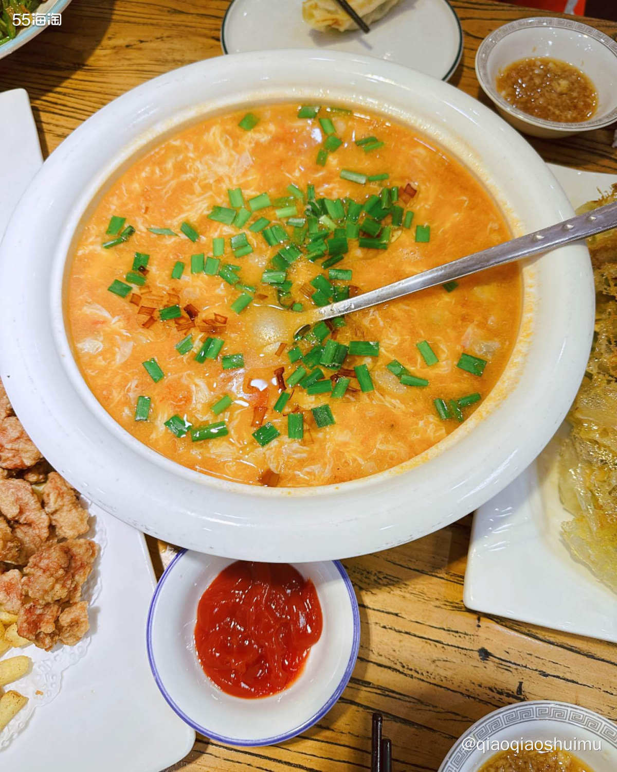 临出发前，妈妈问我想吃饺子还是锅贴，选了家附近的青岛：手拉手