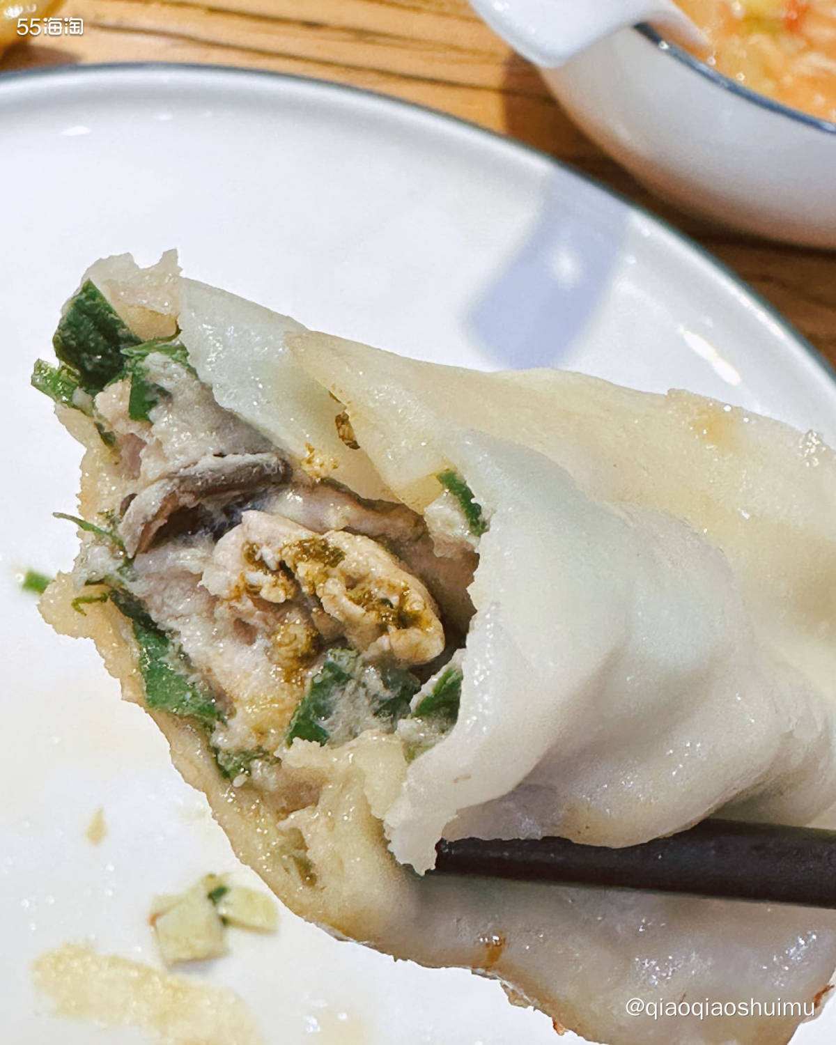 临出发前，妈妈问我想吃饺子还是锅贴，选了家附近的青岛：手拉手