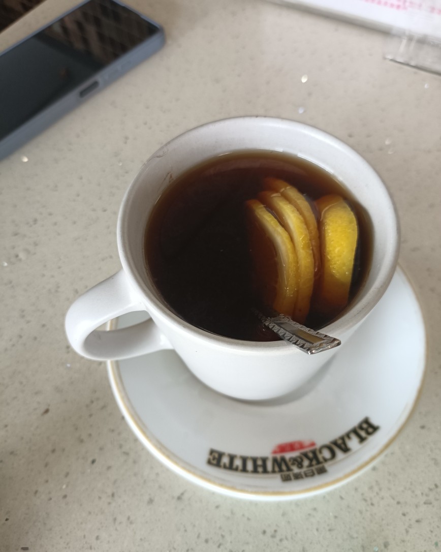 中午带你女儿去完学校就去吃茶餐厅了，是香港人开的茶餐厅，味道