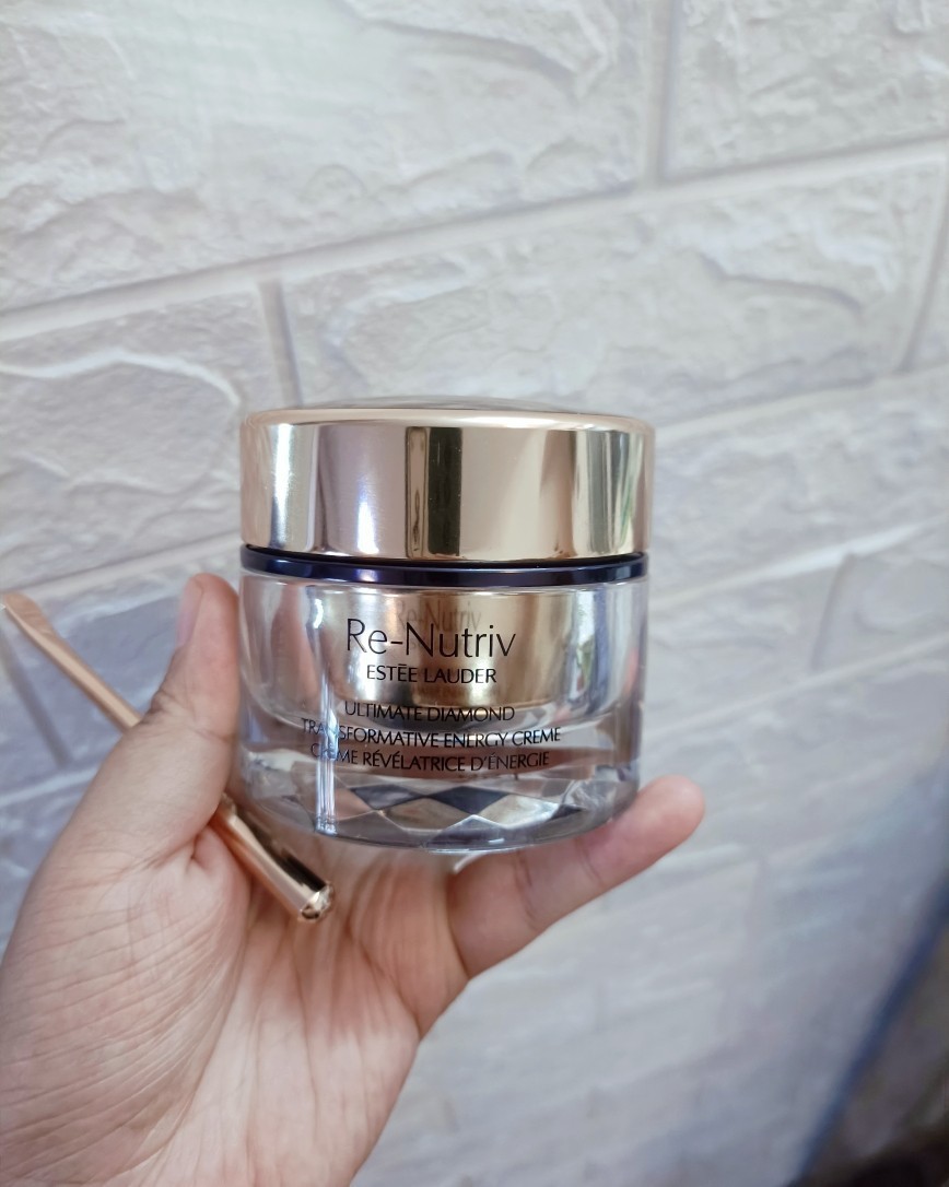 如果不是海淘，真的很难用到雅诗兰黛的高端线黑钻面霜，毕竟它正