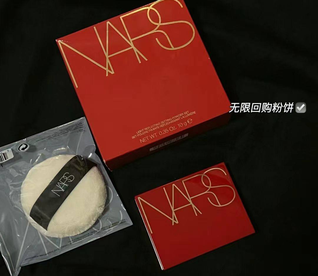 大白饼算是我干皮的定妆粉饼了，这两年用空了好几块。 不会海淘
