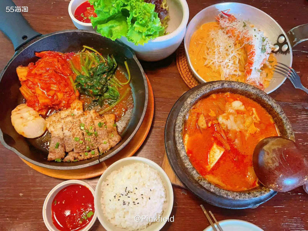 🍝之前跟几个老友约饭都约在几家商场内，上次见面其中一老友就