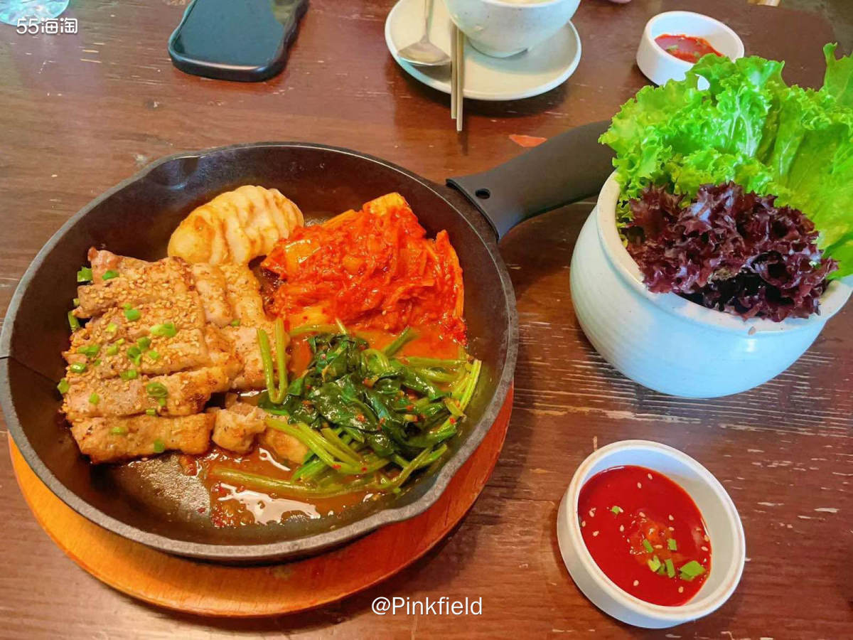 🍝之前跟几个老友约饭都约在几家商场内，上次见面其中一老友就