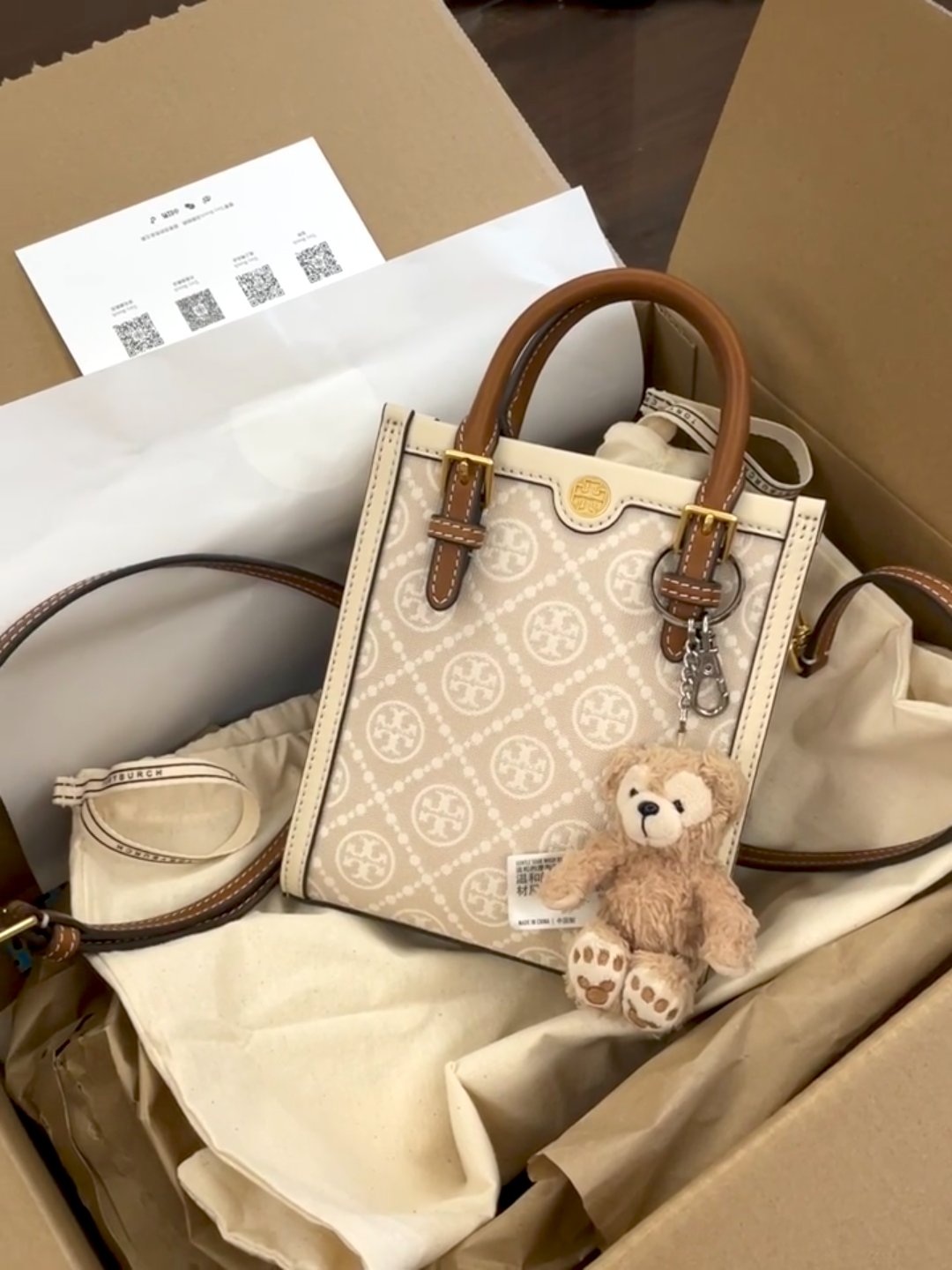 买包真的是使人快乐~ 这个包看起来小小的，其实日常使用已经够