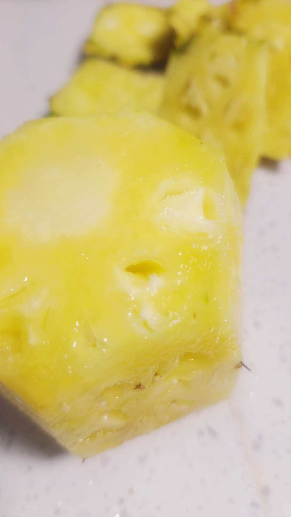 今天买的凤梨到了，这个一切开就知道，确实是凤梨，不是菠萝，菠