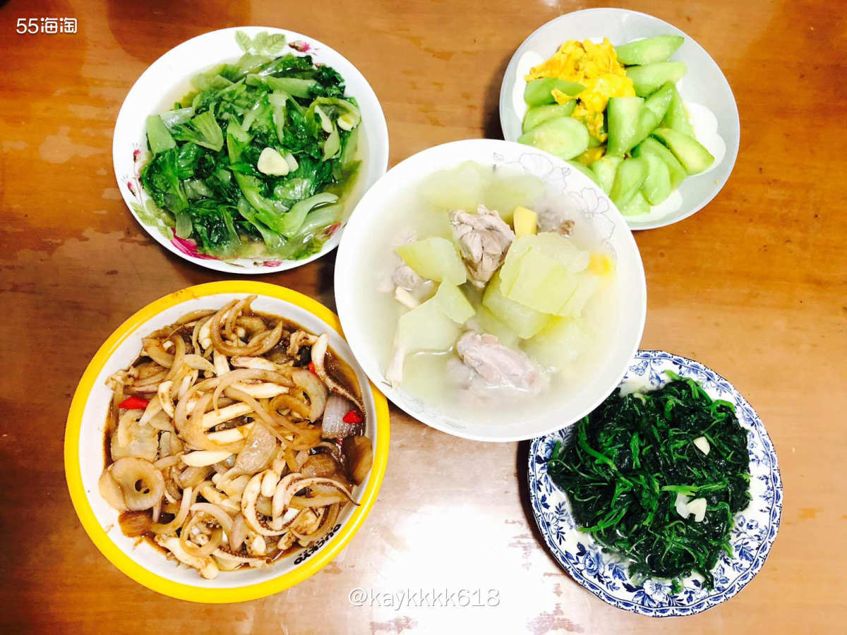 天气越来越热饮食也开始清淡一点不上火哦！今天午餐就超级丰盛毕