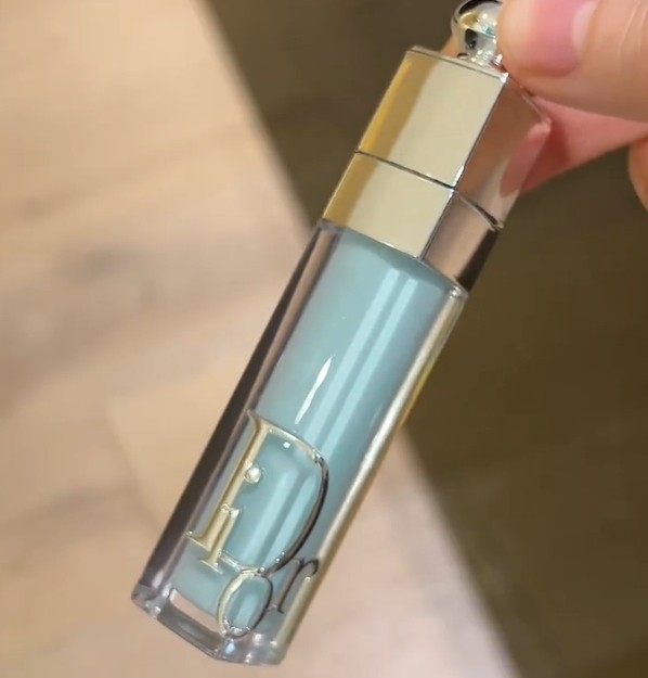 最近大牌是捅了baby蓝的窝吗，前段时间看到了prada新品