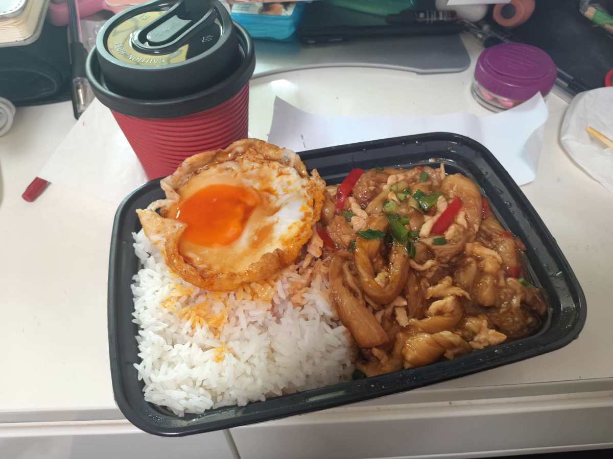 这边有个茶餐厅叫伯友查档，东西还不错 在美团上面的神qian