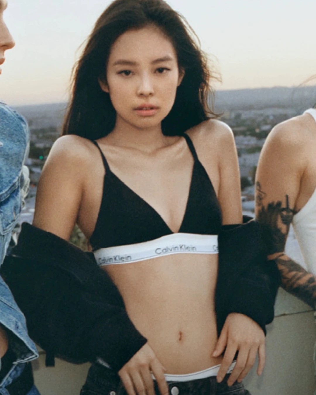 以前并没怎么觉得好看，但是自从JENNIE代言后，看着她上身