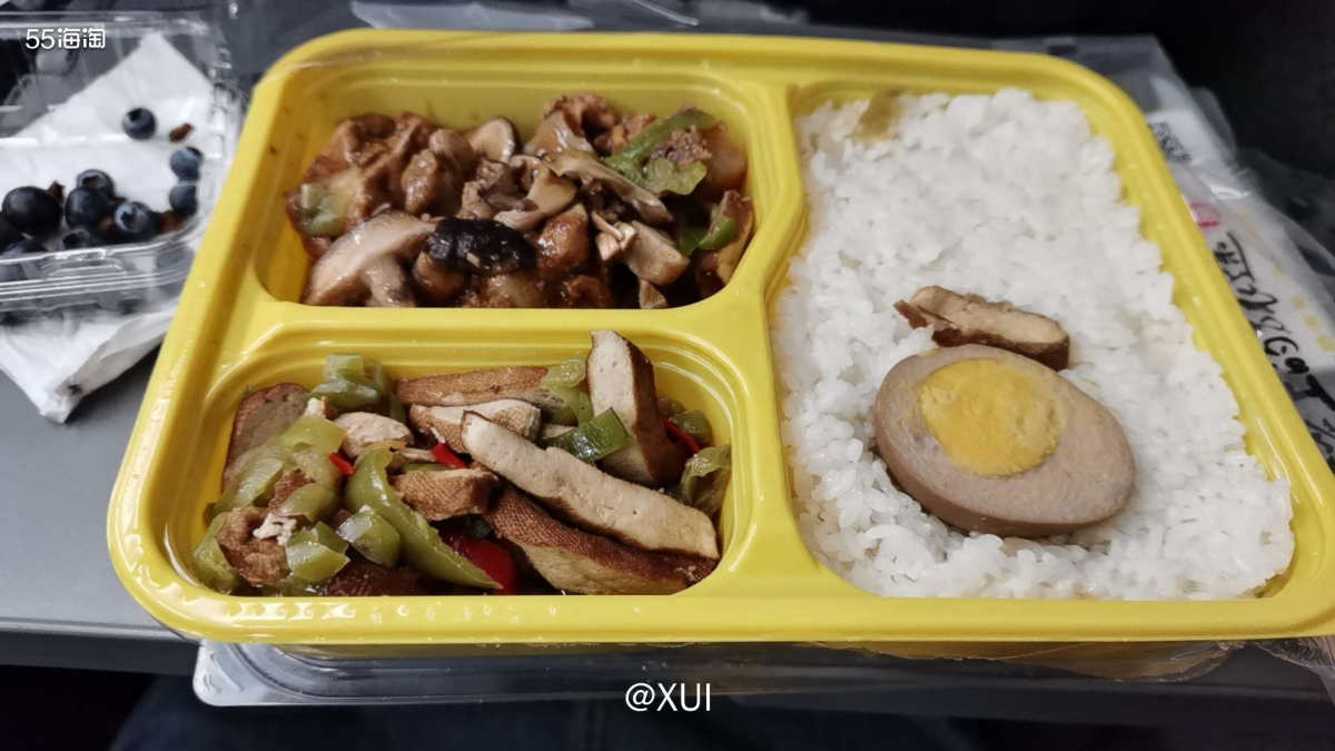 去云南来回都坐的高铁，去的时候要坐八个小时，中间点了一顿午饭