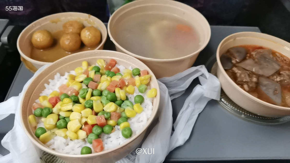 去云南来回都坐的高铁，去的时候要坐八个小时，中间点了一顿午饭