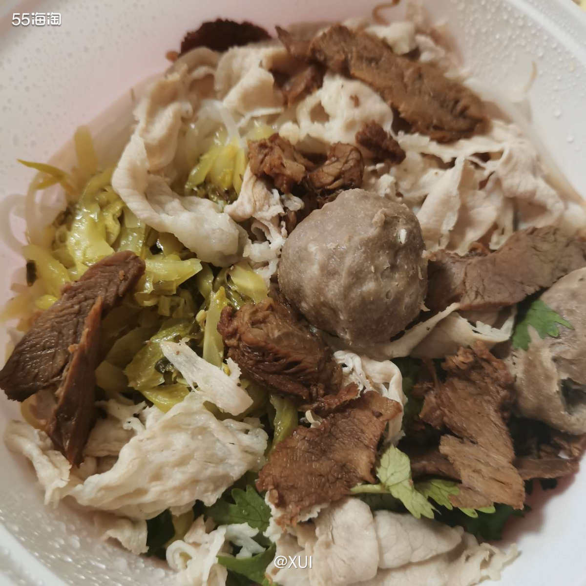 这次点的也是附近新开的店，看图片上面的牛肉非常多，汤底也是很