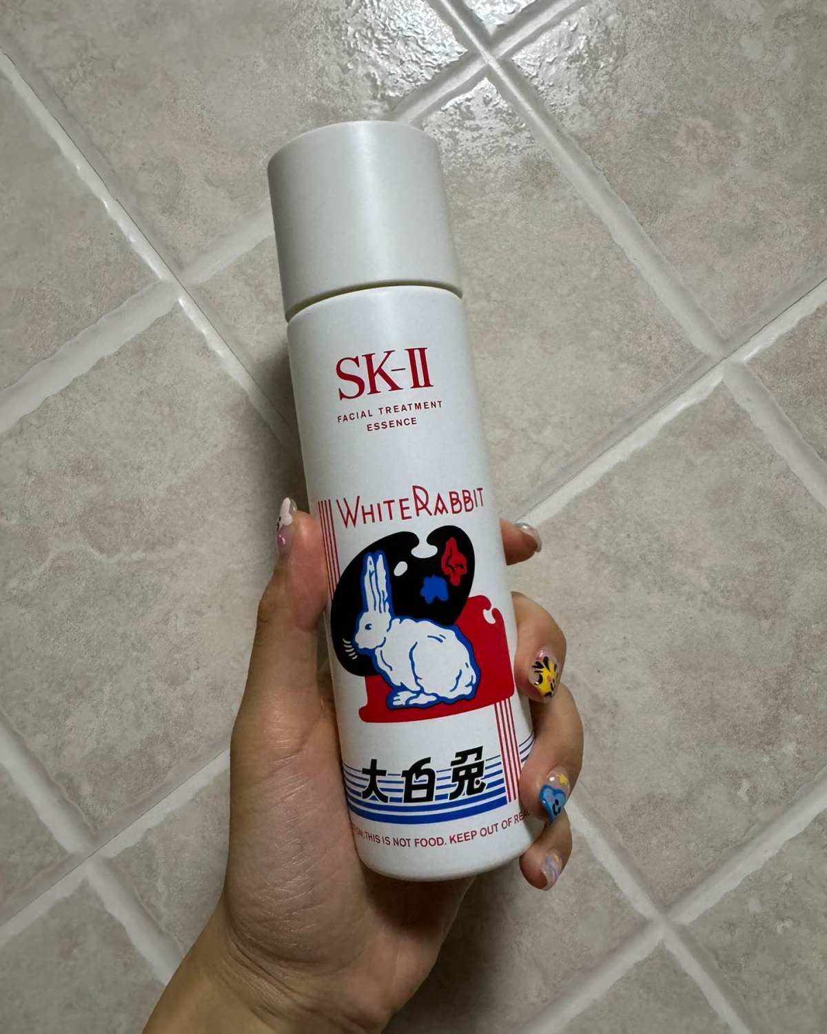 想要水油平衡就用精华水呀~想要白就用小灯泡呀~  熬夜的猪猪