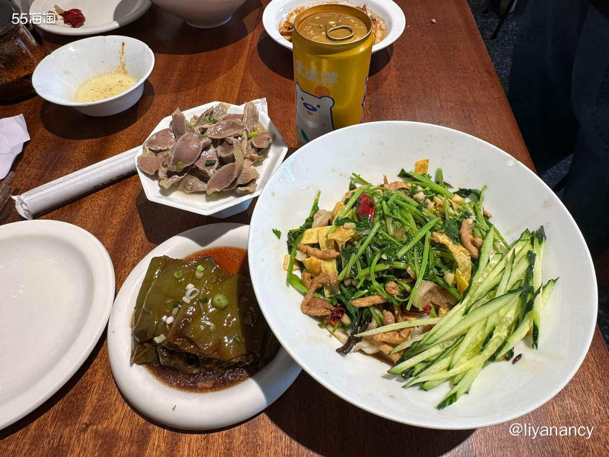 是一家很火的面馆，离中央美比较近，看完展过去，还要排一小会队