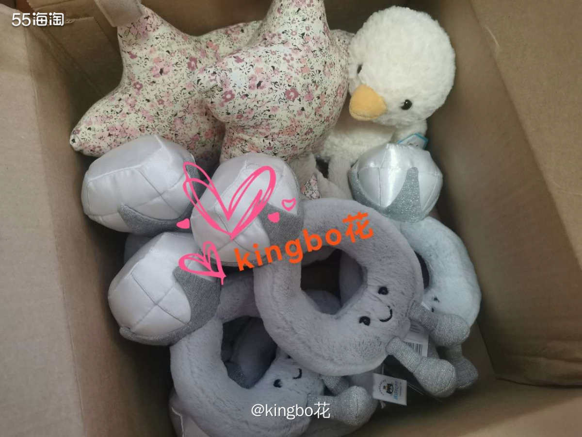 还有一箱分箱的jellycat戒指和拉铃，满满一箱鸭  跟前