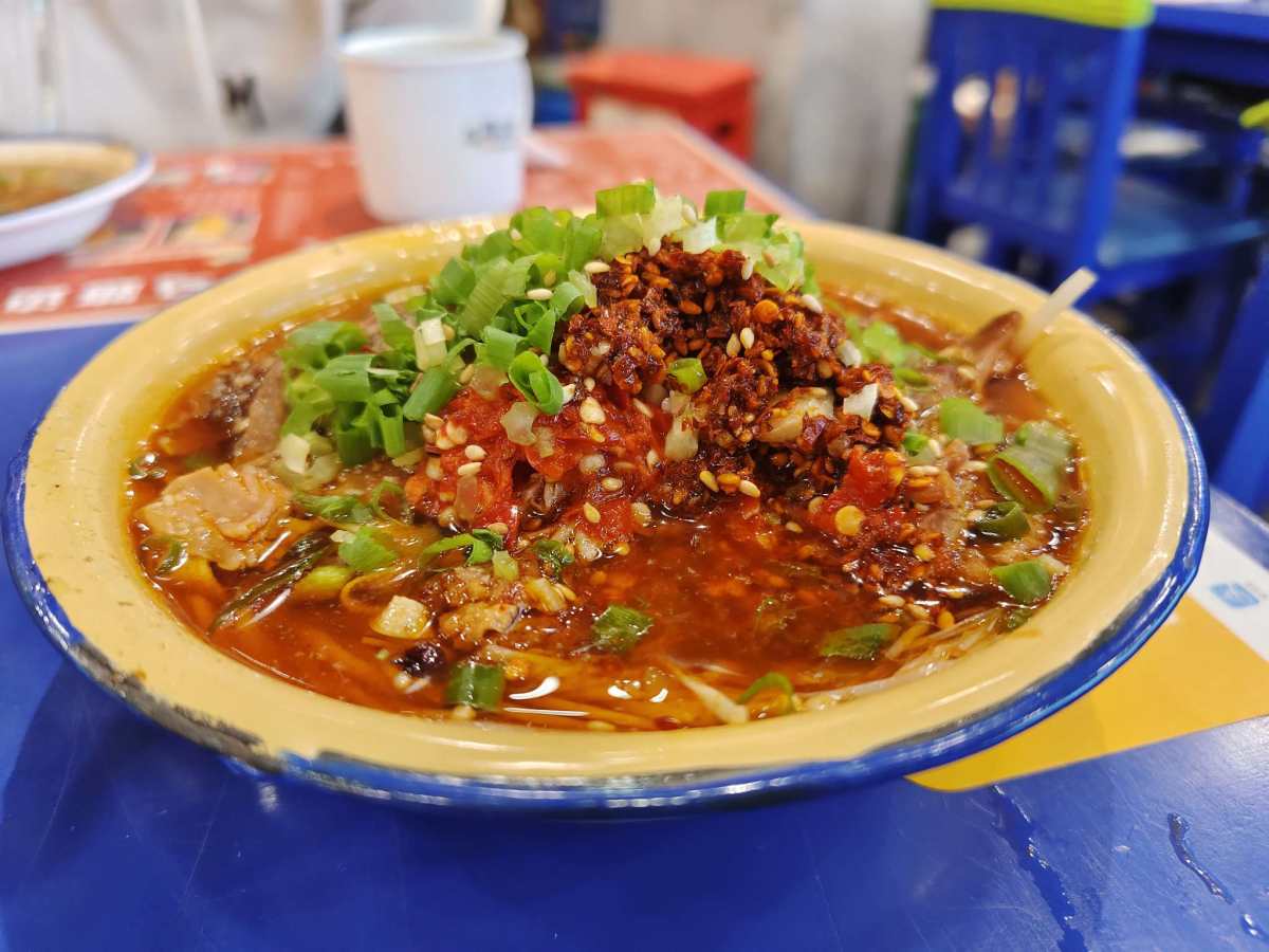 看朋友圈有人发这家马路边边的串串好吃，我和朋友今年马上就去吃