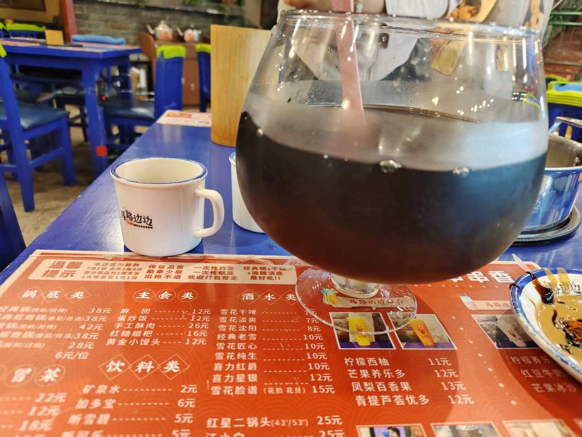 看朋友圈有人发这家马路边边的串串好吃，我和朋友今年马上就去吃
