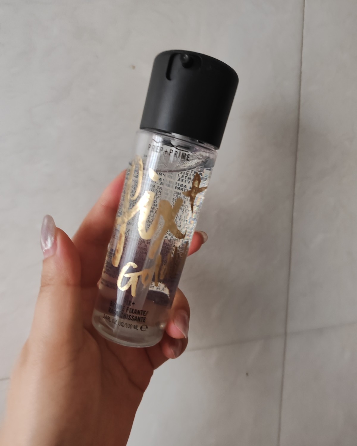 定妆喷雾一定是很多化妆人都拥有的一个定妆神器吧！ 虽然我也化