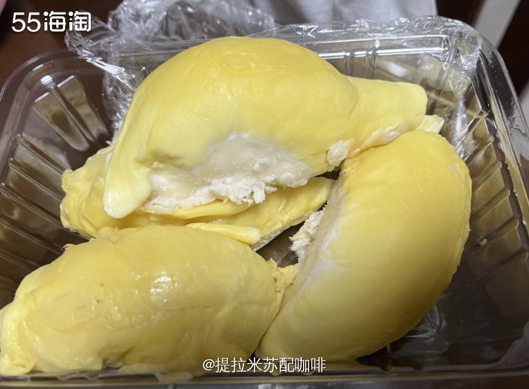 这是孩子的姨奶奶买来的，也是我们今年的第一个榴莲，等孩子放学