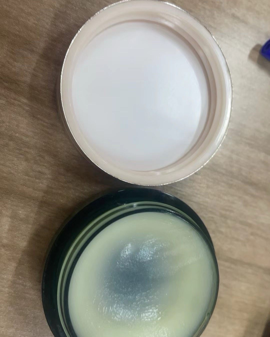 之前一直用的依泉的，今年看到海蓝之谜唇膏有活动，立刻下手了，