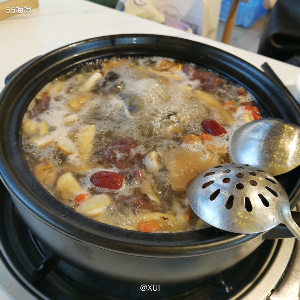 虽然不是很喜欢吃鸡肉，但是在云南到处都是特色菜菌菇鸡的饭店，