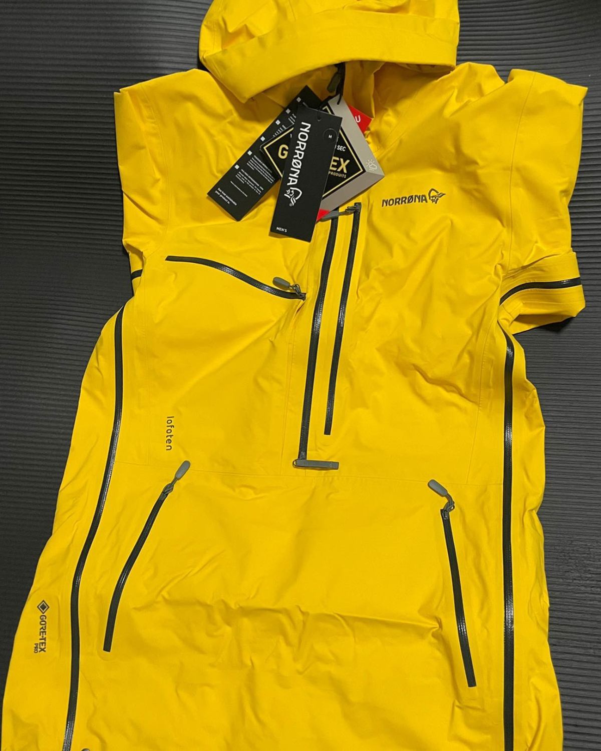 今天又是一件Gore-tex pro的硬壳，来自老人头的巨系
