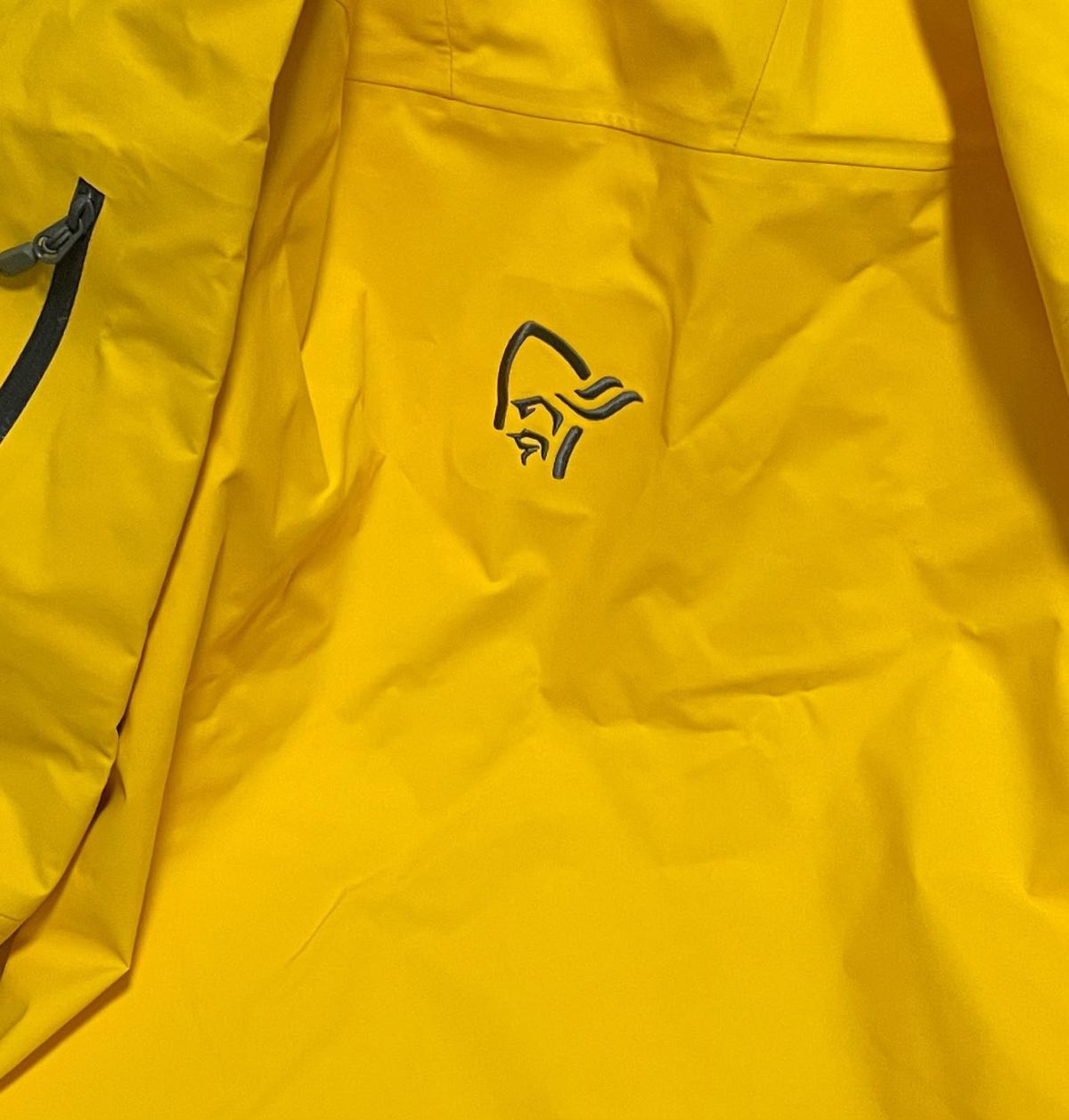 今天又是一件Gore-tex pro的硬壳，来自老人头的巨系