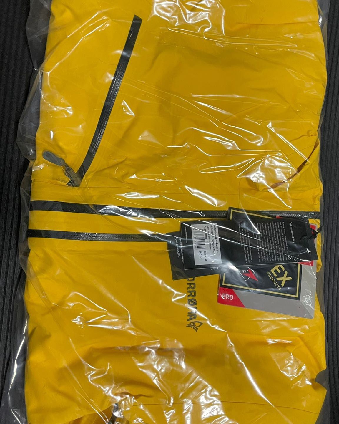 今天又是一件Gore-tex pro的硬壳，来自老人头的巨系
