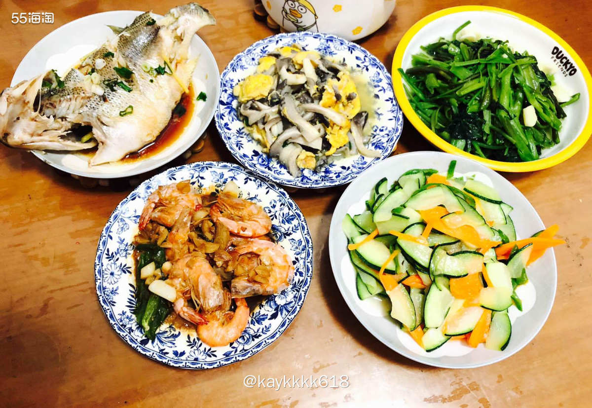 菜场买的鲈鱼收拾干净带回家洗干净就可以，中午直接做清蒸鲈鱼，