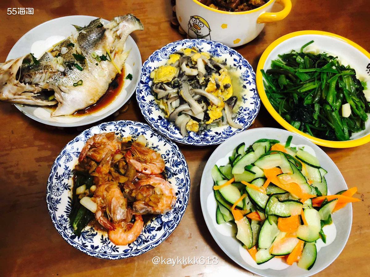 菜场买的鲈鱼收拾干净带回家洗干净就可以，中午直接做清蒸鲈鱼，