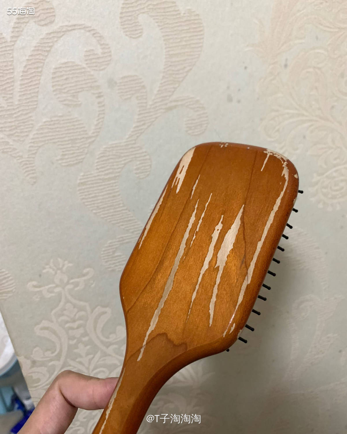 这一款AVEDA的气垫梳应该蛮多人拥有的吧，他有大款和小款，
