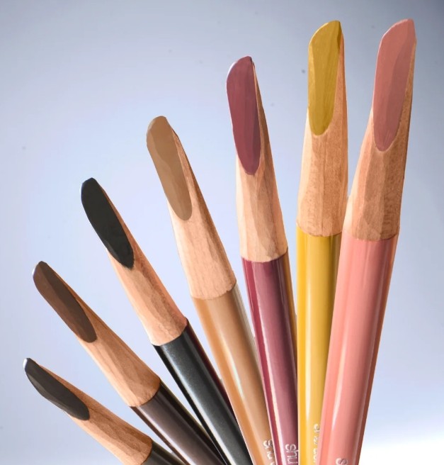 植村秀的眉笔大家应该都知道吧，是出了名的好用。一支眉笔近20