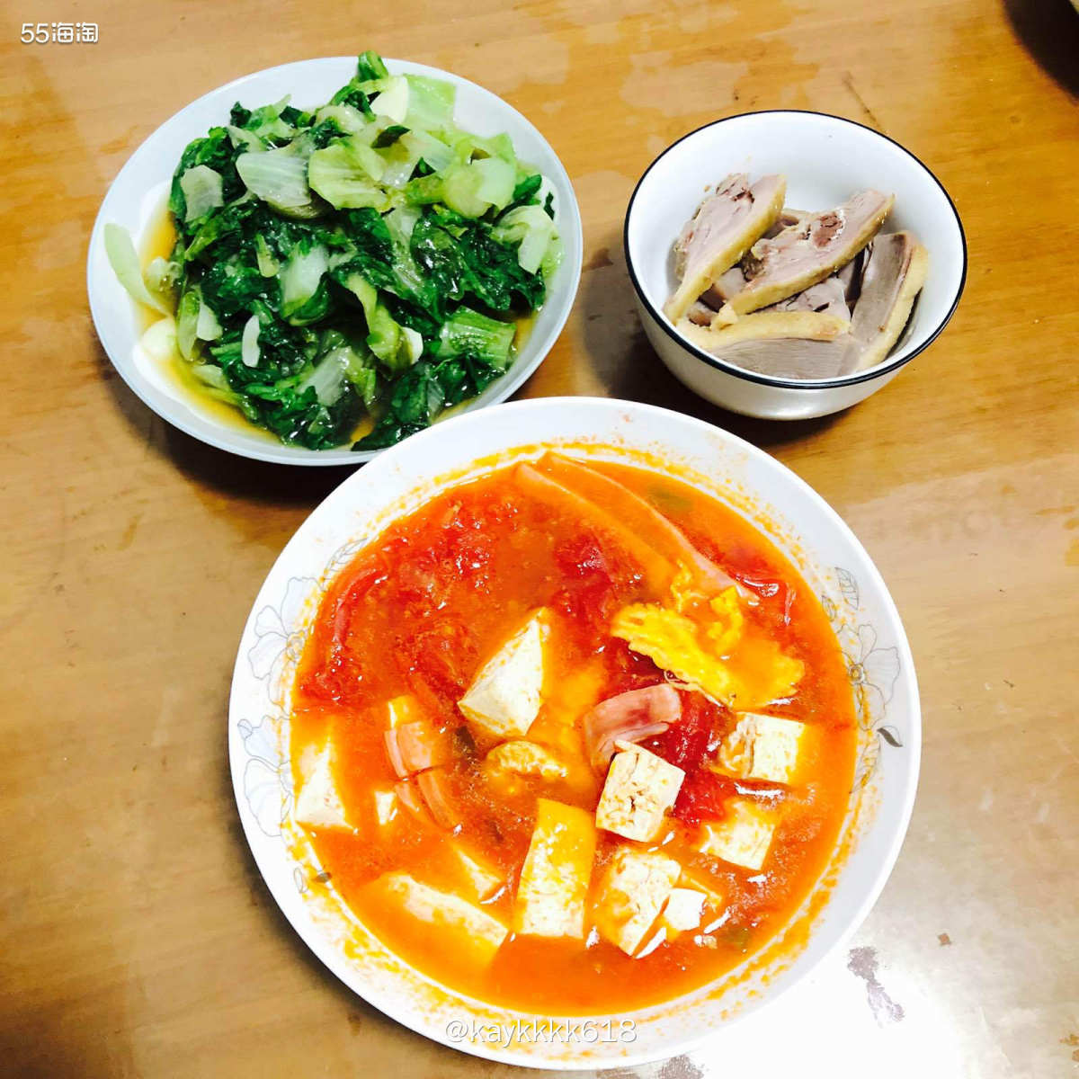 今天下班早晚上回来直接煮个低脂汤，西红柿豆腐鸡蛋汤，生菜来一