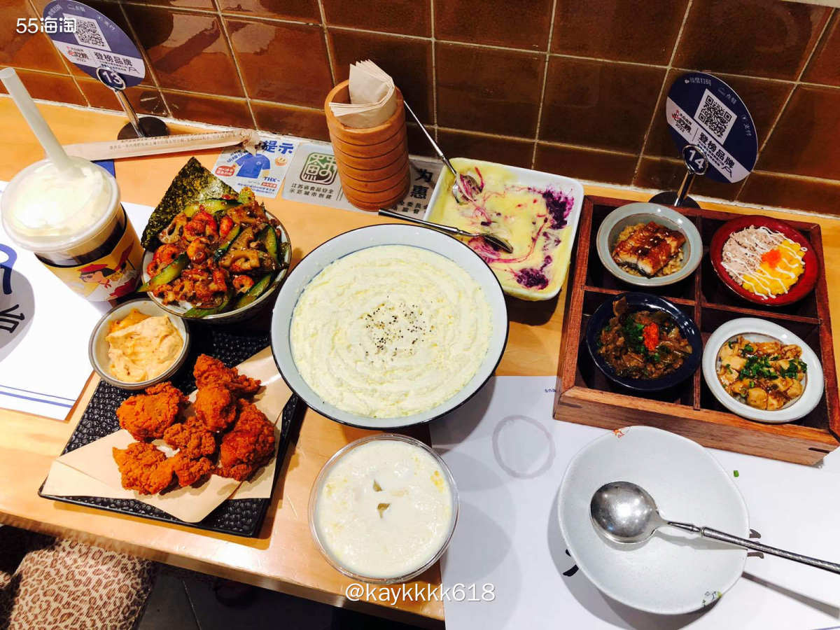 提前一周朋友约好一起吃饭说带我去这家网红店，叫【火山屋台】还