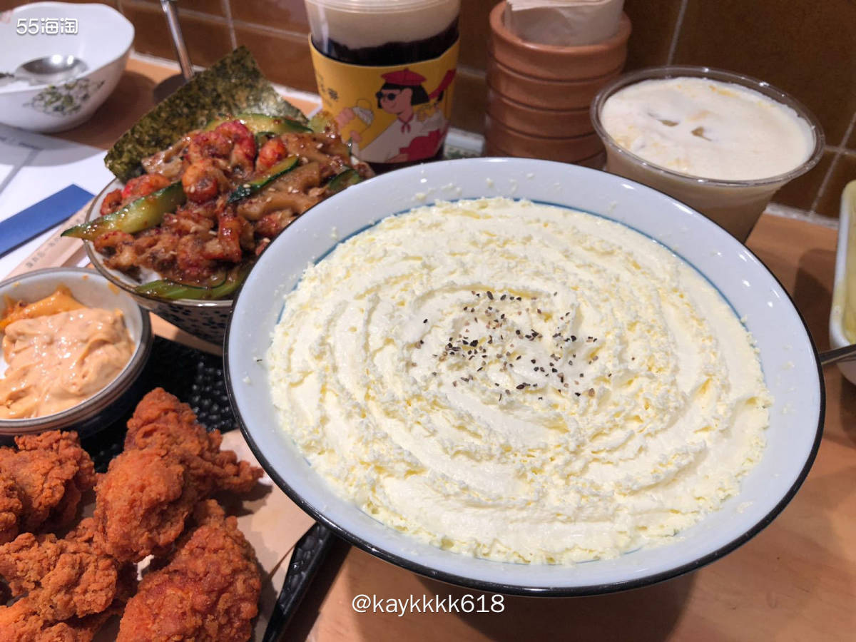 提前一周朋友约好一起吃饭说带我去这家网红店，叫【火山屋台】还