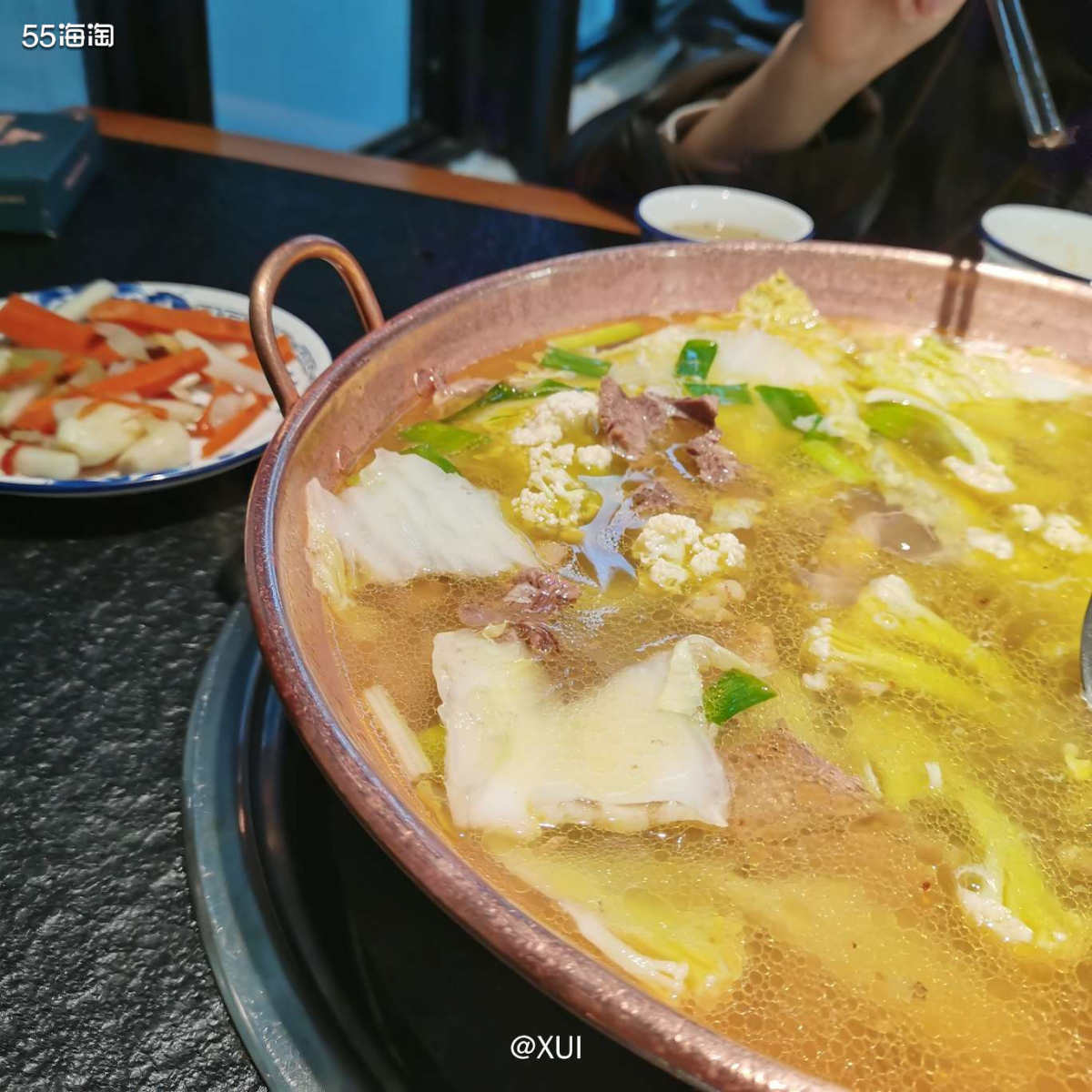 这是在大理的最后一个晚上吃的牛肉火锅，那时候天天下雨只有十多