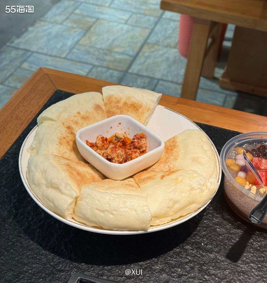 这是在大理的最后一个晚上吃的牛肉火锅，那时候天天下雨只有十多