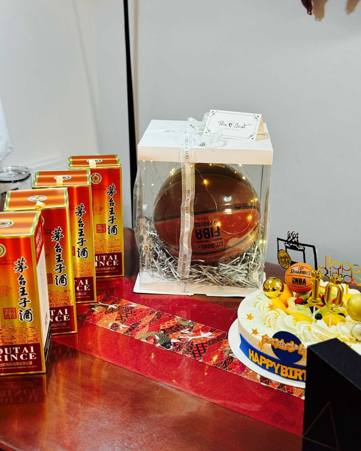 刚好今年是娃儿人生的第一个10年，然后我们除了蛋糕和他自己今
