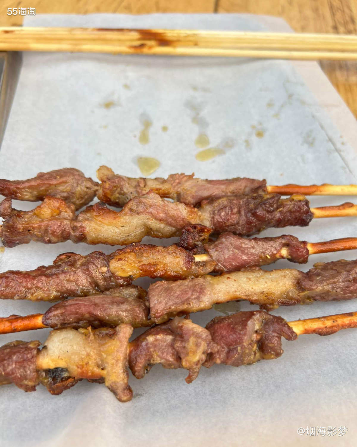 家门口的新疆羊肉串，正宗且好吃  晚上约好去地铁口吃饭，到了