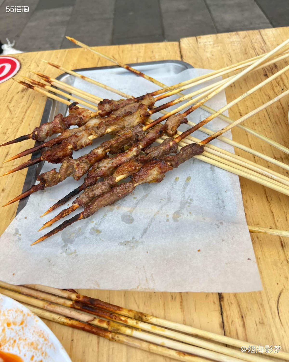 家门口的新疆羊肉串，正宗且好吃  晚上约好去地铁口吃饭，到了