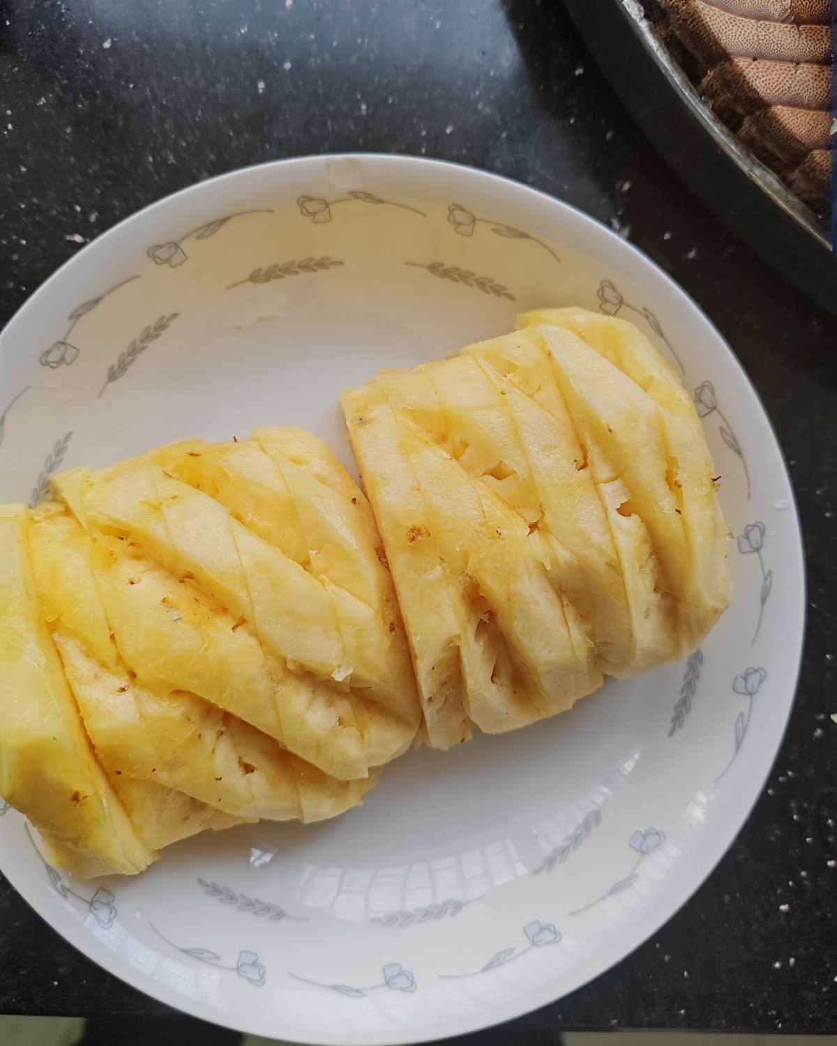 近期家里的水果基本都是团购的，正好最近凤梨上来了，团购有卖凤