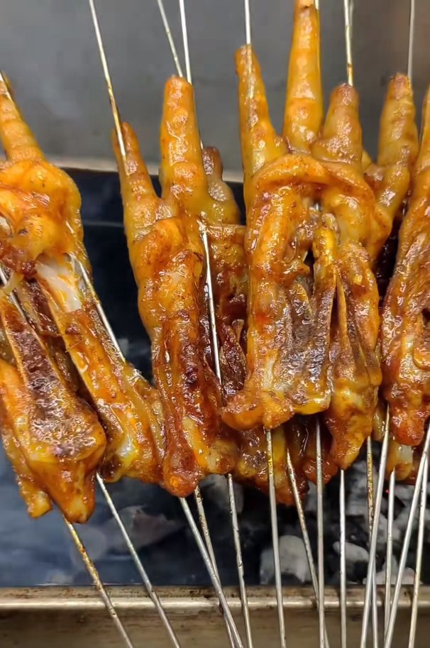 亲戚组织家庭聚餐，几家人二十多个就在亲戚家自助烧烤，气氛非常