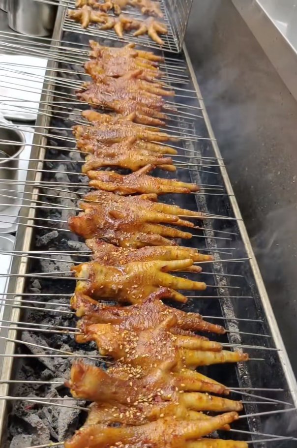 亲戚组织家庭聚餐，几家人二十多个就在亲戚家自助烧烤，气氛非常