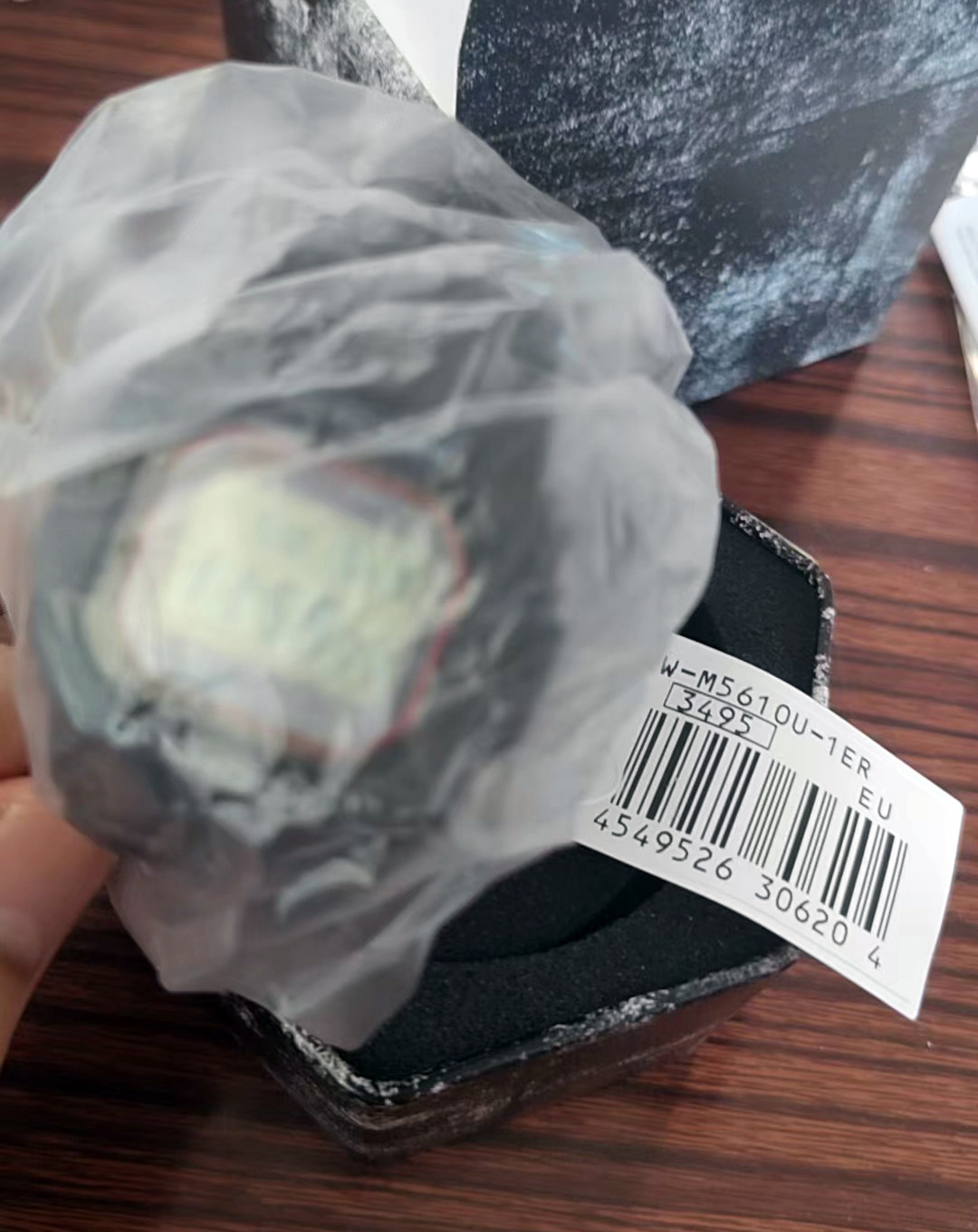 这款小红圈5610正显款，支持六局电波，太阳光动能，还有抬手